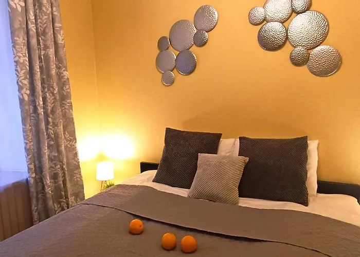 Historic Old Town Escape Cozy 2 Bedrooms Perfect Location Apartment *