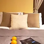 Historic Old Town Escape Cozy Two Bedrooms Perfect Location דירה *